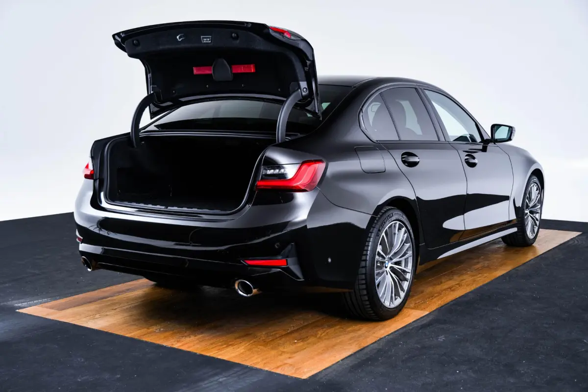 330e Sport Line - Active Cruise Control - Stoelverwarming voor en achter - Elektrisch verstelbare stoelen - Elektrische achterklep - Geluiddempende/getinte ruiten - BMW Live Cockpit Professi