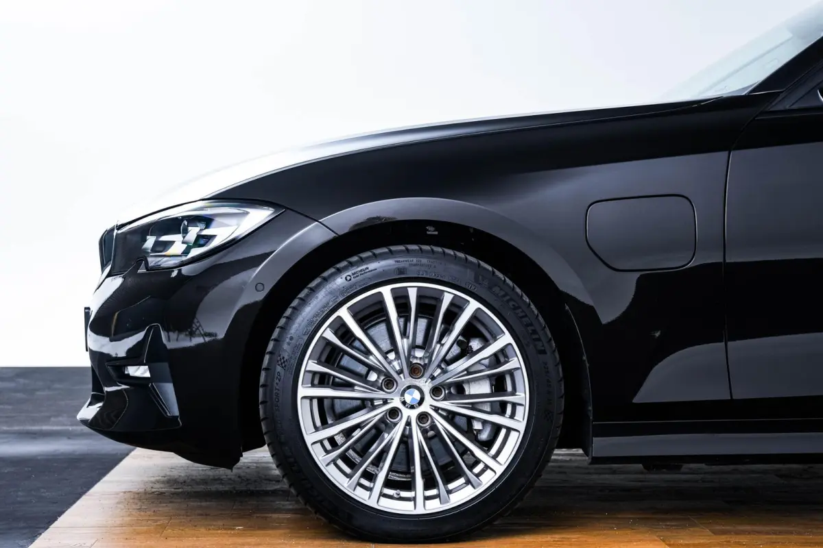 330e Sport Line - Active Cruise Control - Stoelverwarming voor en achter - Elektrisch verstelbare stoelen - Elektrische achterklep - Geluiddempende/getinte ruiten - BMW Live Cockpit Professi
