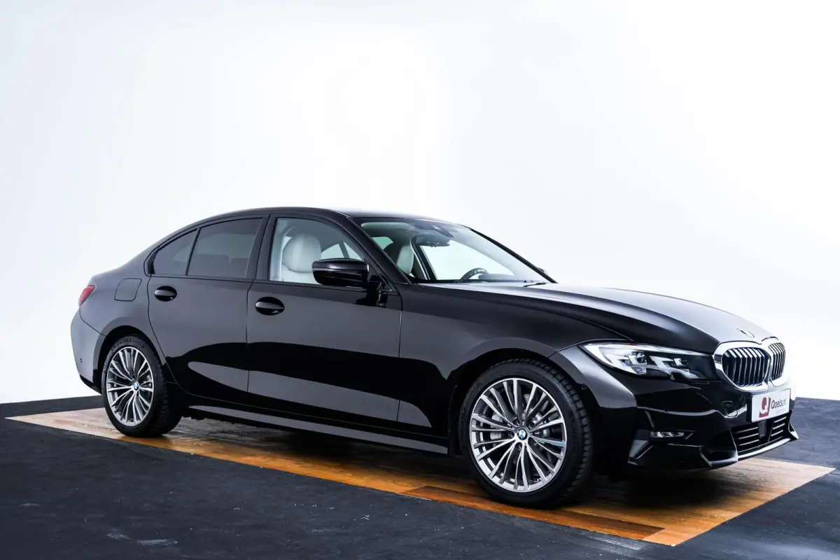 330e Sport Line - Active Cruise Control - Stoelverwarming voor en achter - Elektrisch verstelbare stoelen - Elektrische achterklep - Geluiddempende/getinte ruiten - BMW Live Cockpit Professi