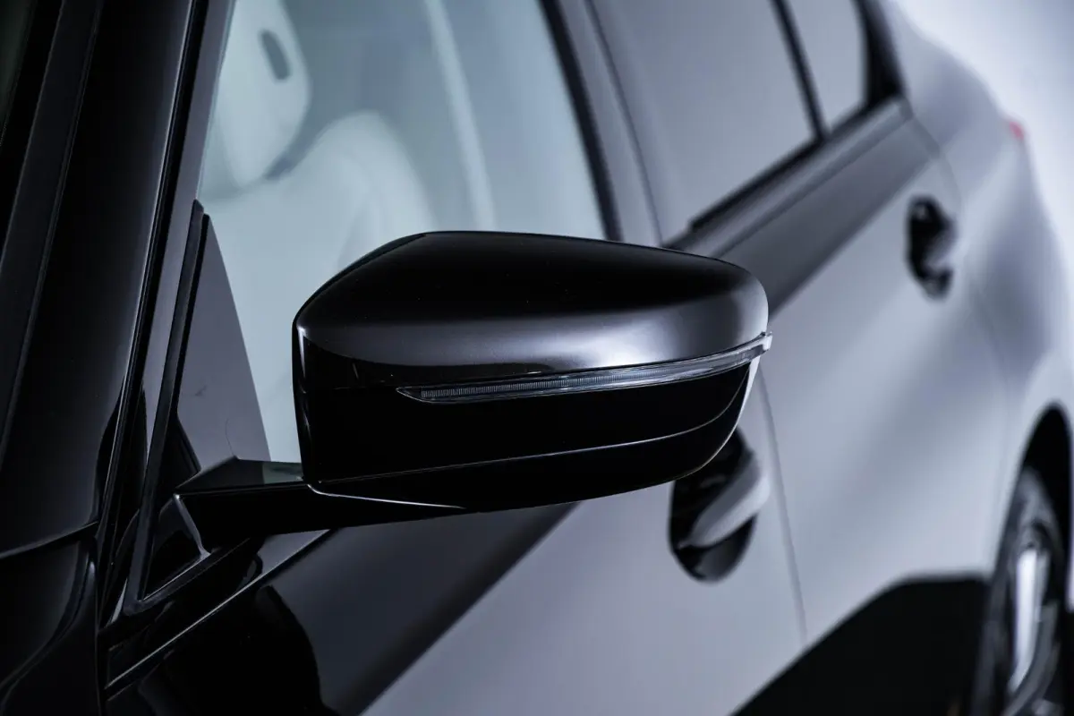 330e Sport Line - Active Cruise Control - Stoelverwarming voor en achter - Elektrisch verstelbare stoelen - Elektrische achterklep - Geluiddempende/getinte ruiten - BMW Live Cockpit Professi