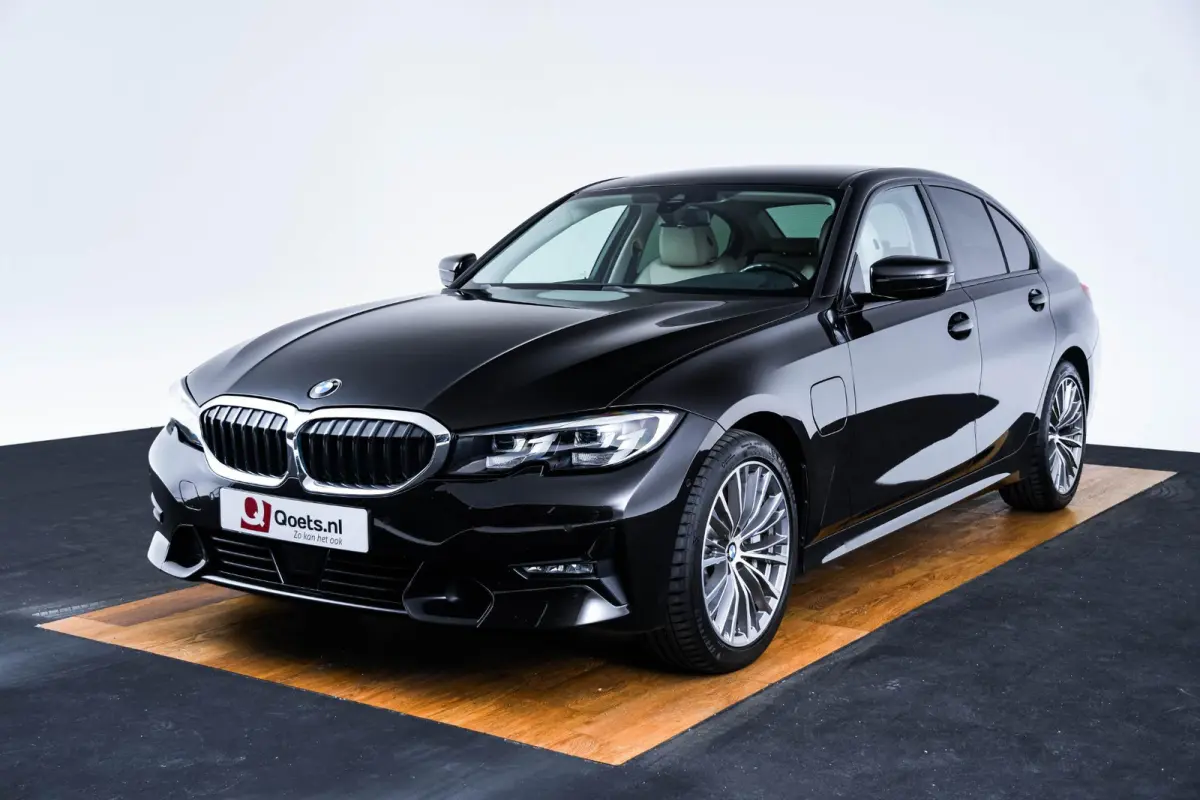 330e Sport Line - Active Cruise Control - Stoelverwarming voor en achter - Elektrisch verstelbare stoelen - Elektrische achterklep - Geluiddempende/getinte ruiten - BMW Live Cockpit Professi