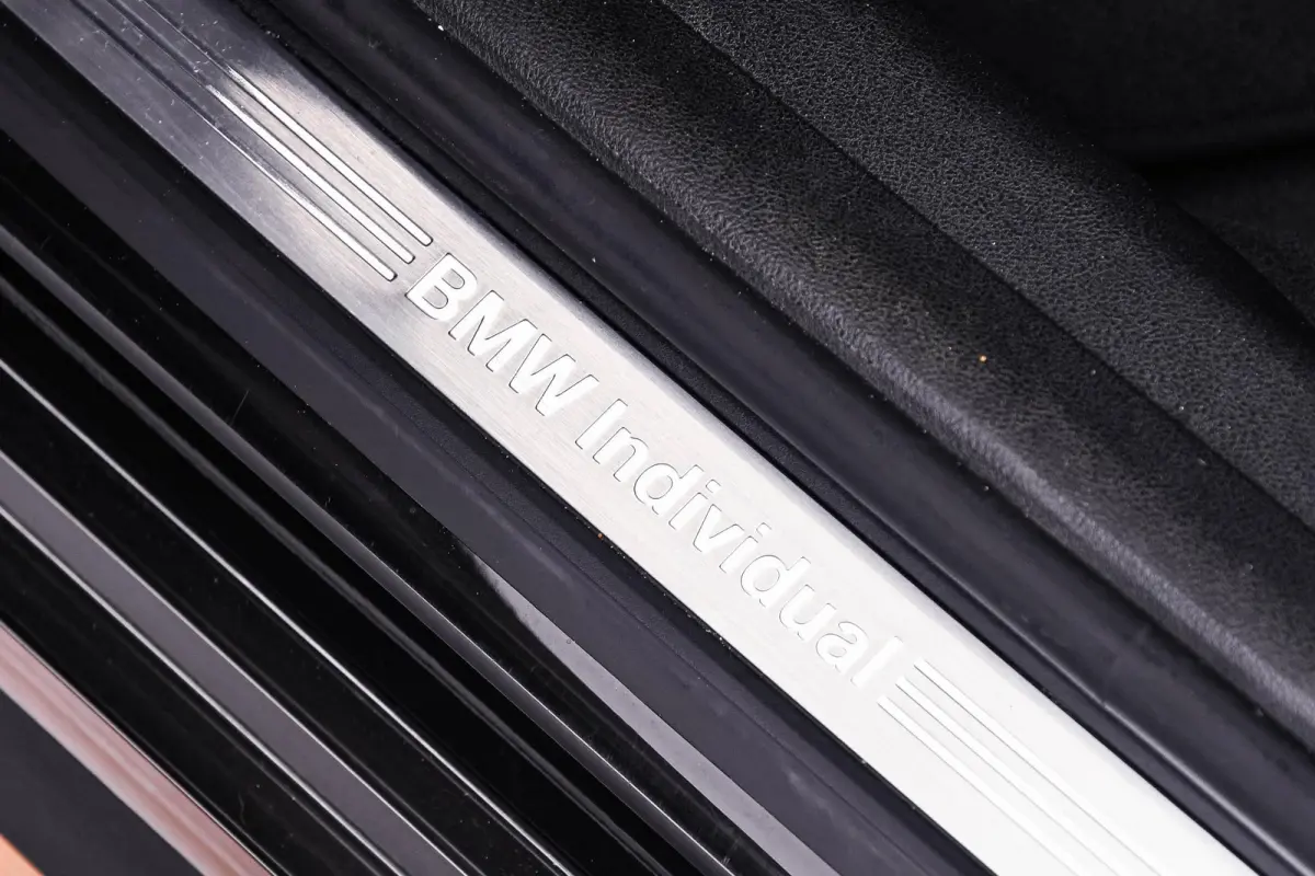 330e Sport Line - Active Cruise Control - Stoelverwarming voor en achter - Elektrisch verstelbare stoelen - Elektrische achterklep - Geluiddempende/getinte ruiten - BMW Live Cockpit Professi
