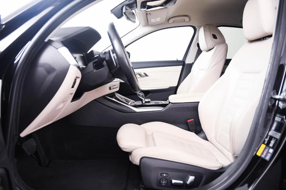 330e Sport Line - Active Cruise Control - Stoelverwarming voor en achter - Elektrisch verstelbare stoelen - Elektrische achterklep - Geluiddempende/getinte ruiten - BMW Live Cockpit Professi