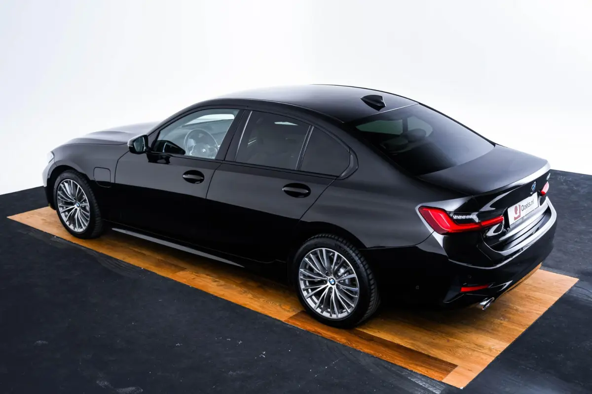330e Sport Line - Active Cruise Control - Stoelverwarming voor en achter - Elektrisch verstelbare stoelen - Elektrische achterklep - Geluiddempende/getinte ruiten - BMW Live Cockpit Professi