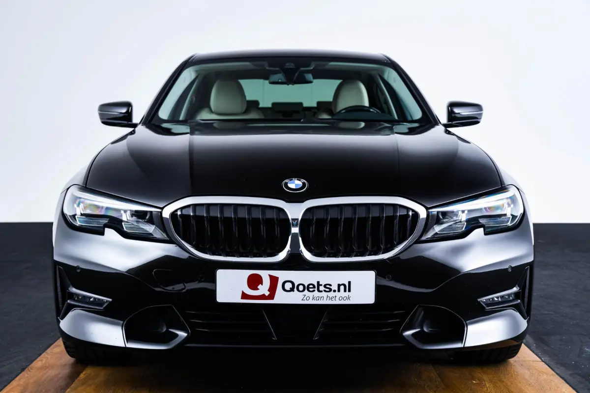 330e Sport Line - Active Cruise Control - Stoelverwarming voor en achter - Elektrisch verstelbare stoelen - Elektrische achterklep - Geluiddempende/getinte ruiten - BMW Live Cockpit Professi
