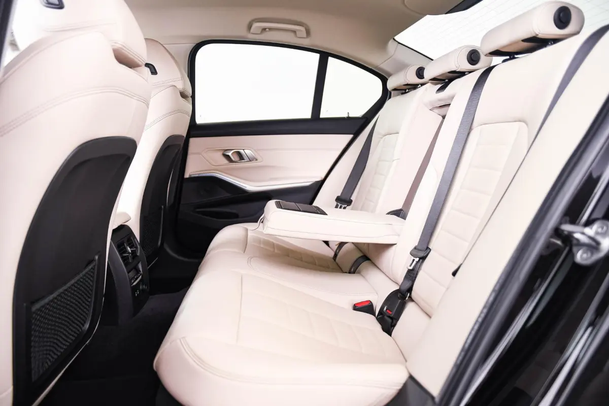 330e Sport Line - Active Cruise Control - Stoelverwarming voor en achter - Elektrisch verstelbare stoelen - Elektrische achterklep - Geluiddempende/getinte ruiten - BMW Live Cockpit Professi