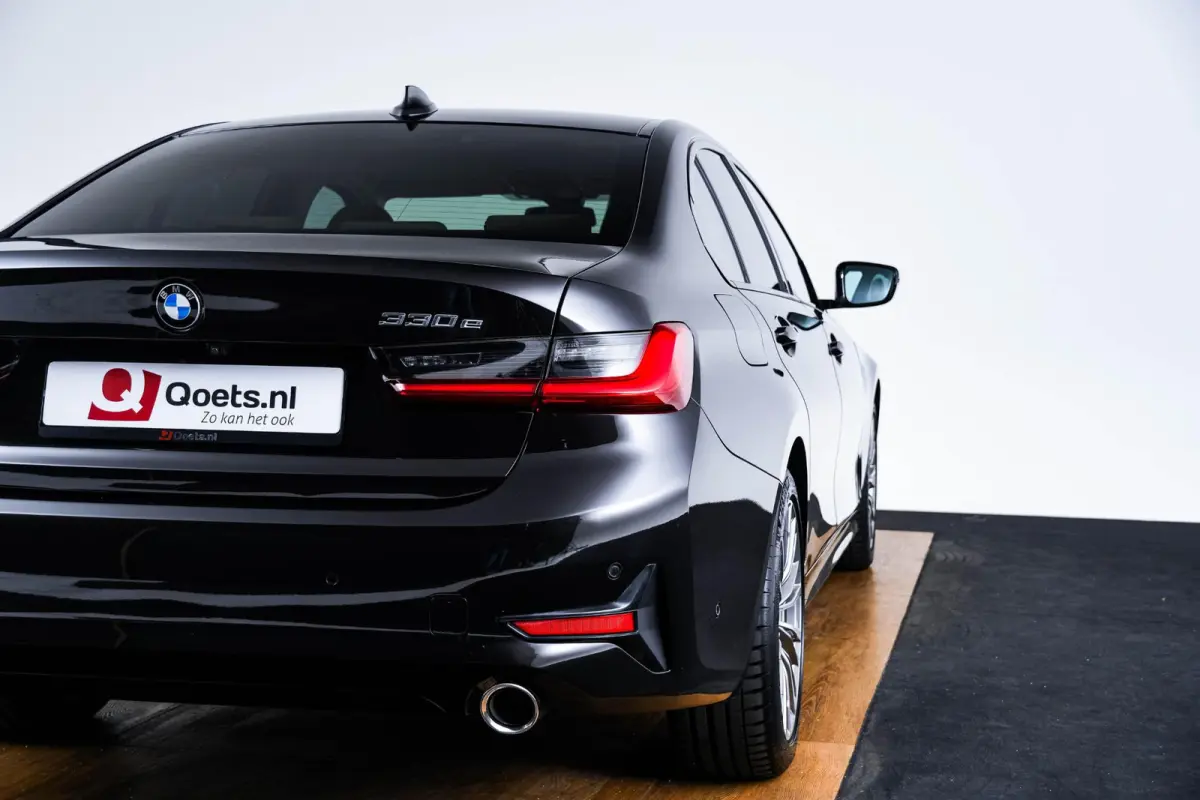 330e Sport Line - Active Cruise Control - Stoelverwarming voor en achter - Elektrisch verstelbare stoelen - Elektrische achterklep - Geluiddempende/getinte ruiten - BMW Live Cockpit Professi