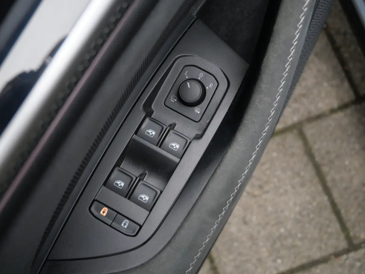 1.5 TSI PHEV Sportline Business 204 Pk Automaat Navi / DAB / Apple Carplay / Stoelverwarming / Camera