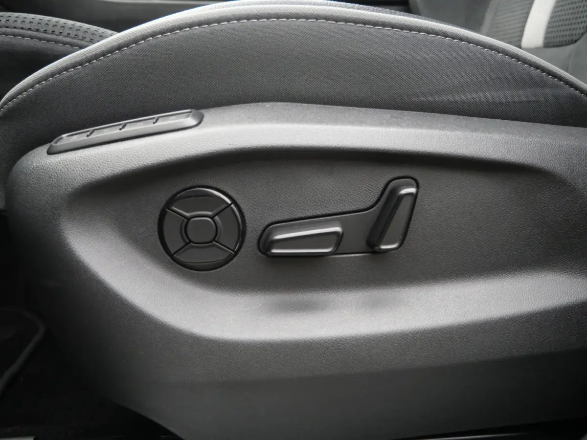 1.5 TSI PHEV Sportline Business 204 Pk Automaat Navi / DAB / Apple Carplay / Stoelverwarming / Camera