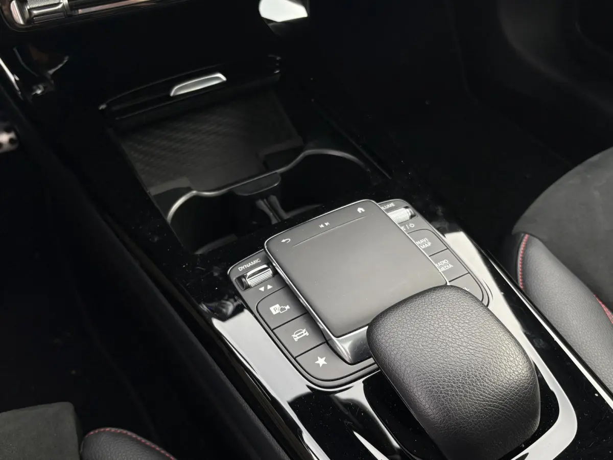 200 Luxury Line STOELVERWARMING | PANORAMADAK | APPLE CARPLAY / ANDROID AUTO | CRUISE CONTROL | ACHTERUITRIJ CAMERA |
