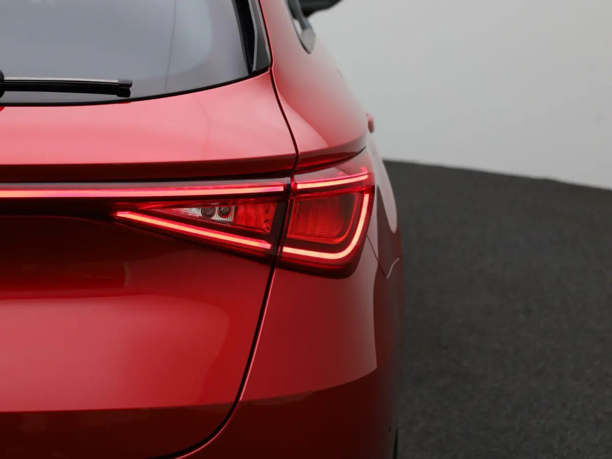 1.0 eTSI FR Business Intense | APPLE/ANDROID CARPLAY | NAVIGATIE | STOELVERWARMING| LICHTMETALEN VELGEN 17" | 12 MAANDEN BOVAG GARANTIE |