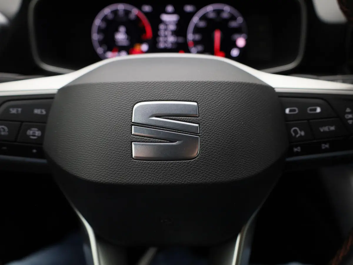 1.0 eTSI FR Business Intense | APPLE/ANDROID CARPLAY | NAVIGATIE | STOELVERWARMING| LICHTMETALEN VELGEN 17" | 12 MAANDEN BOVAG GARANTIE |