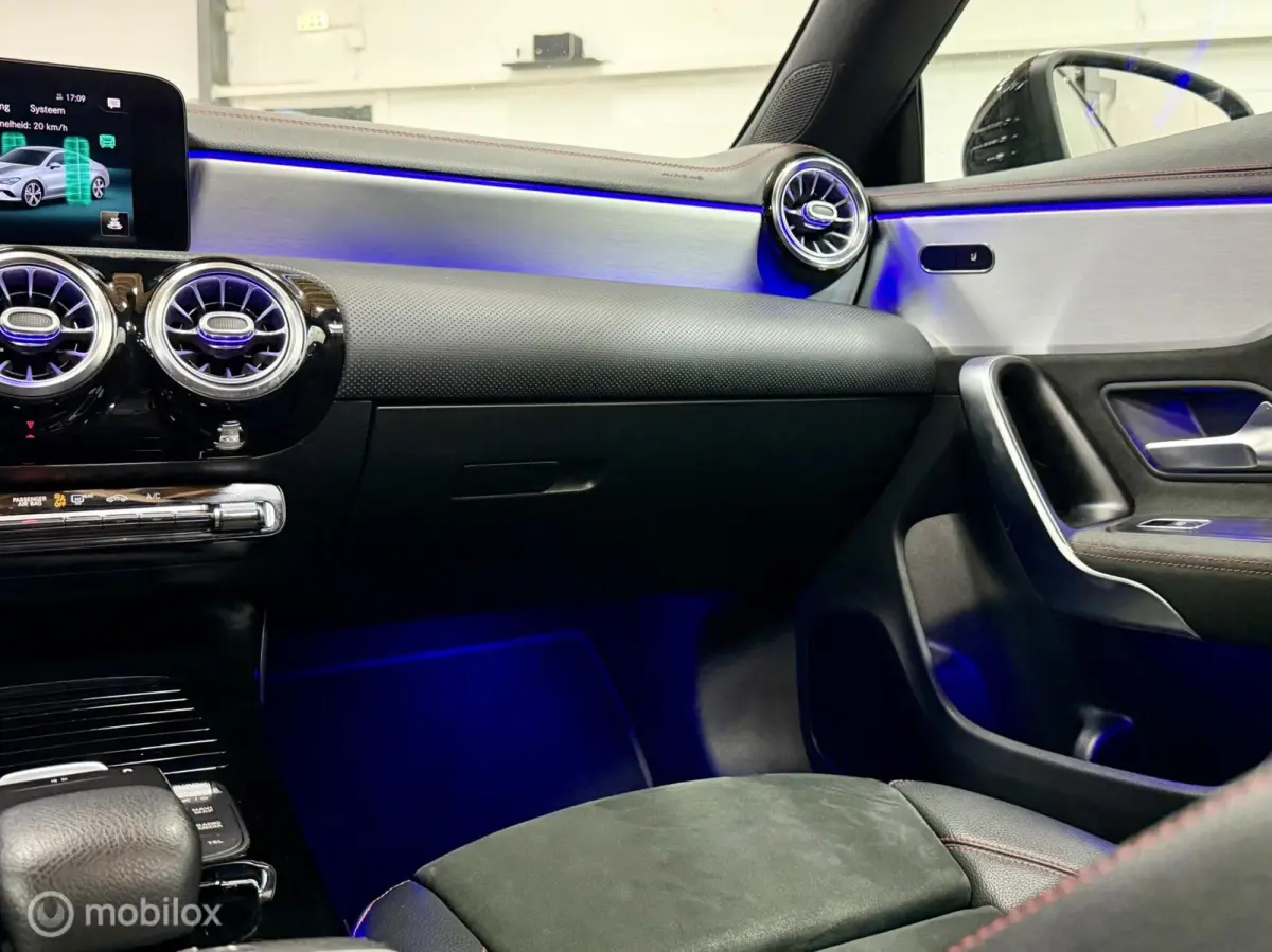 200 AMG | Pano | Dodehoek | Beam | Stoelverwarming | Sfeer | Night | 18" | NAP | Camera | Leer/Alcantara | Verkeerslichtweergave+ | Widescreen | DYNAMIC