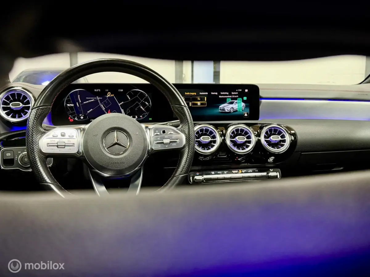 200 AMG | Pano | Dodehoek | Beam | Stoelverwarming | Sfeer | Night | 18" | NAP | Camera | Leer/Alcantara | Verkeerslichtweergave+ | Widescreen | DYNAMIC