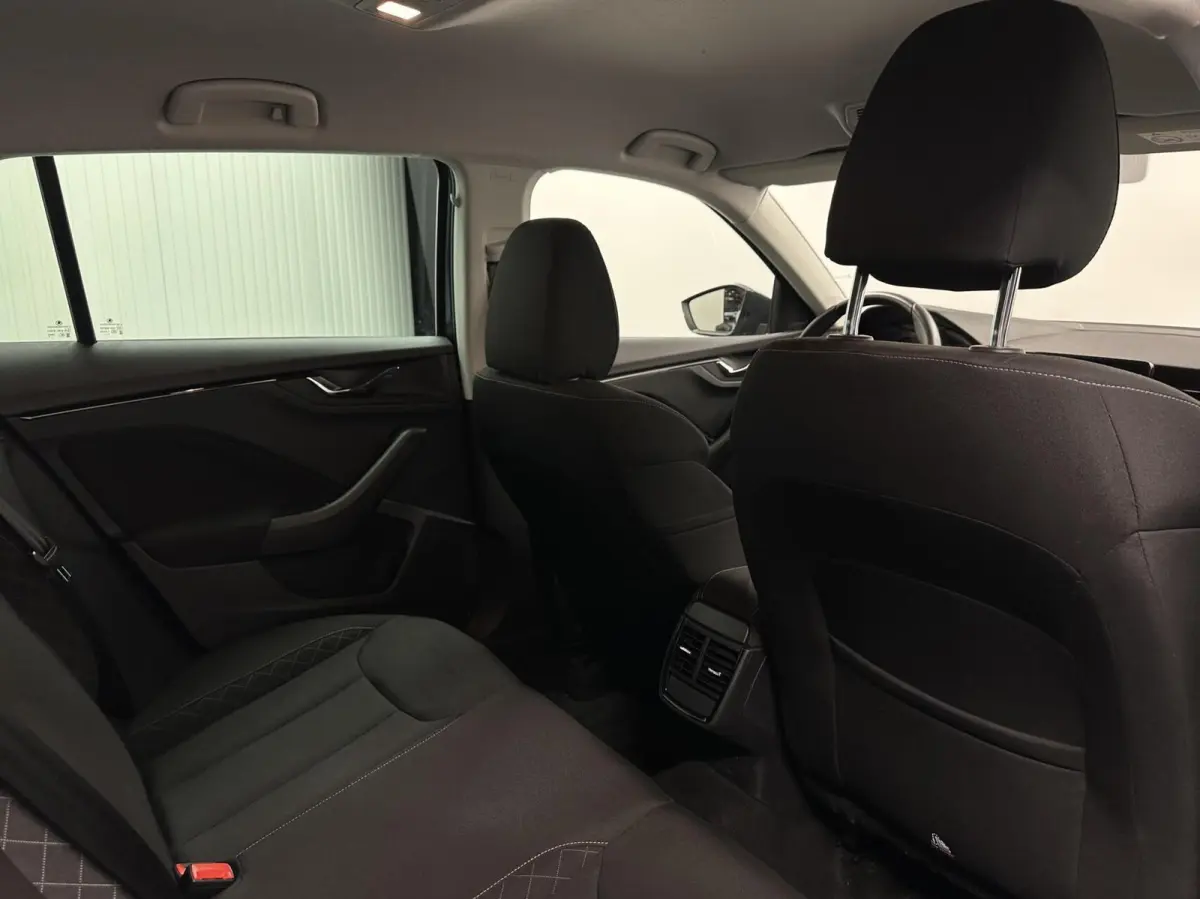 1.0 TSI Style CARPLAY NAVI CRUISE LM ECC STOELVERWARMING.