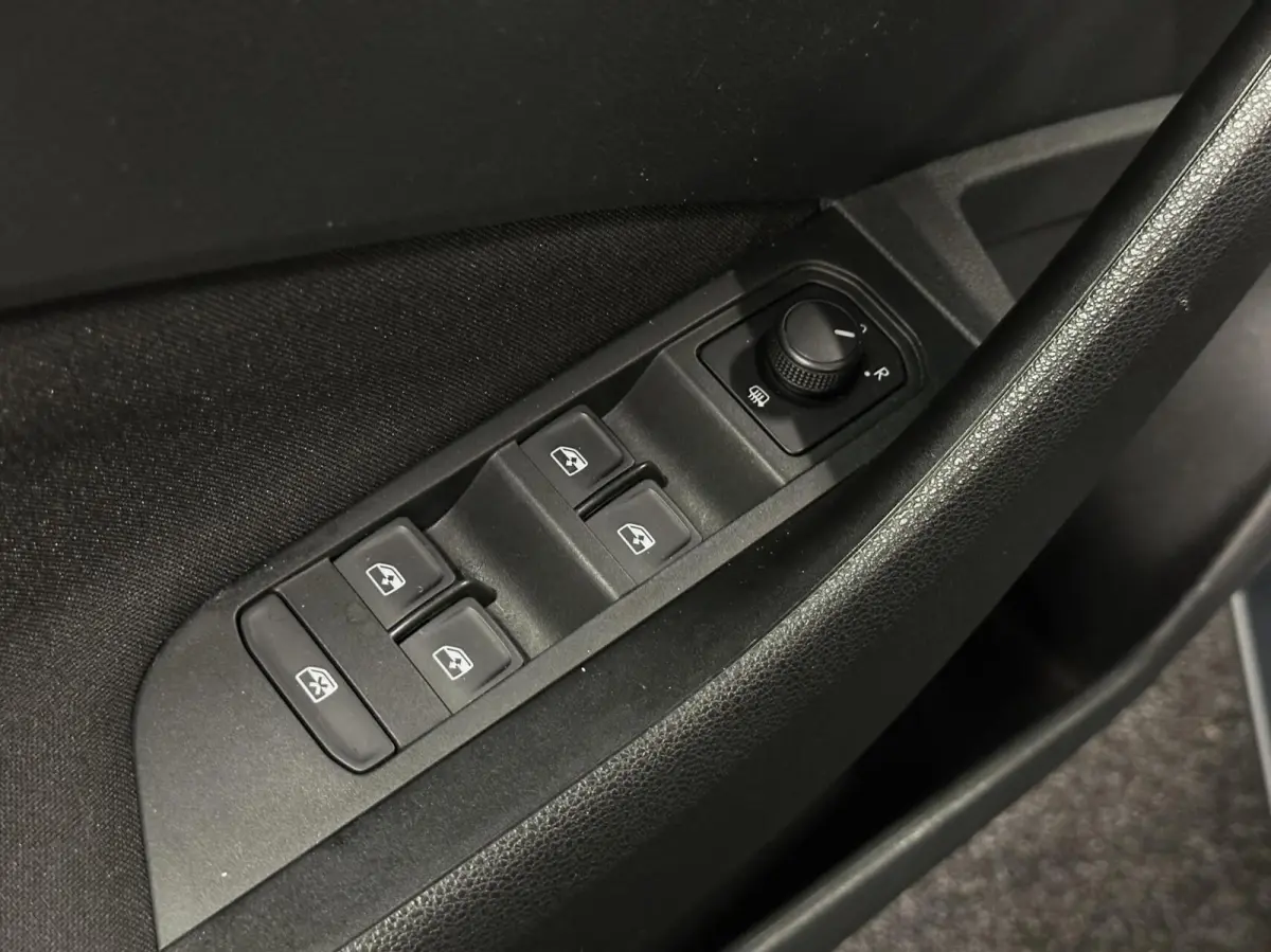 1.0 TSI Style CARPLAY NAVI CRUISE LM ECC STOELVERWARMING.