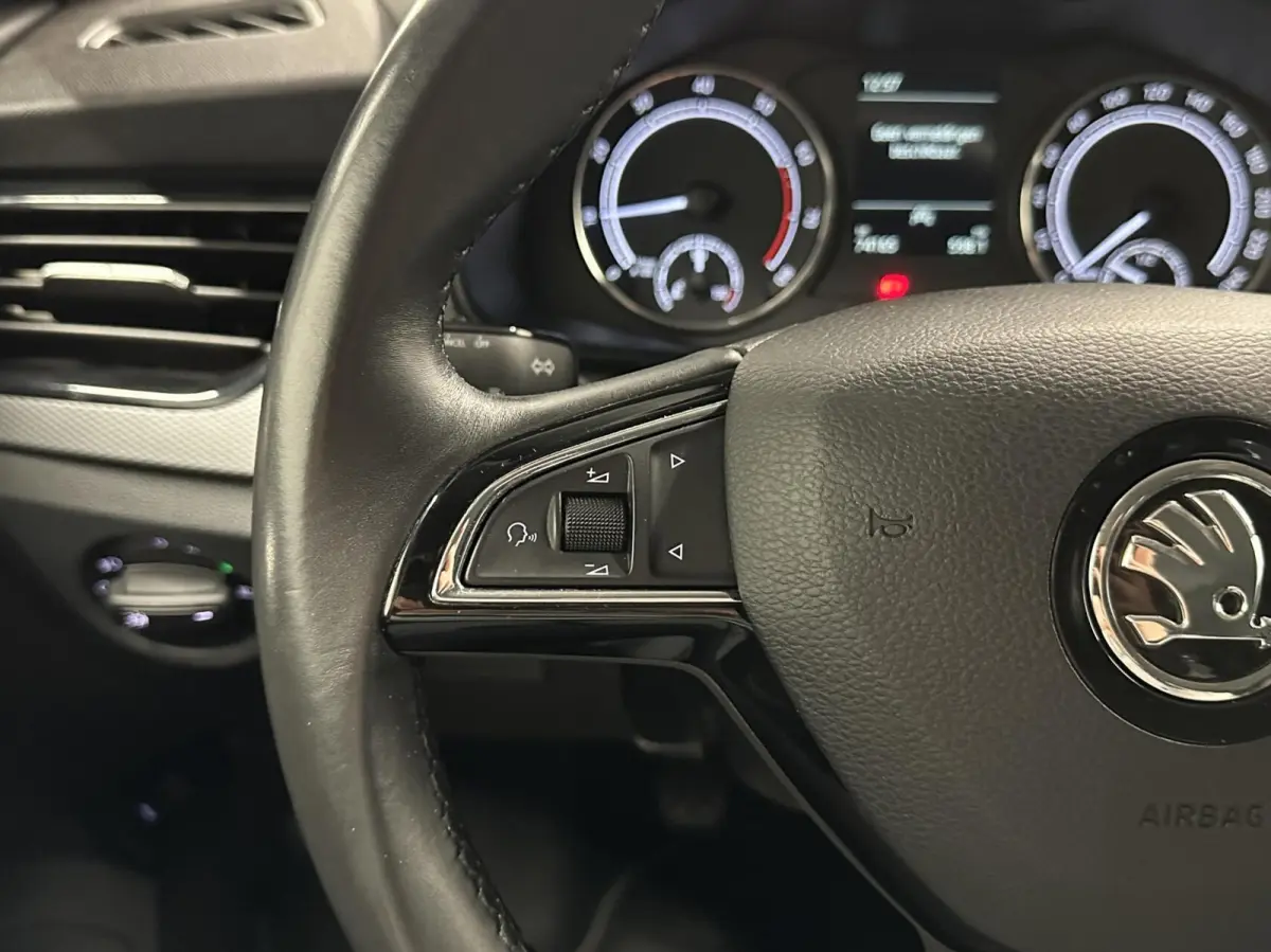 1.0 TSI Style CARPLAY NAVI CRUISE LM ECC STOELVERWARMING.