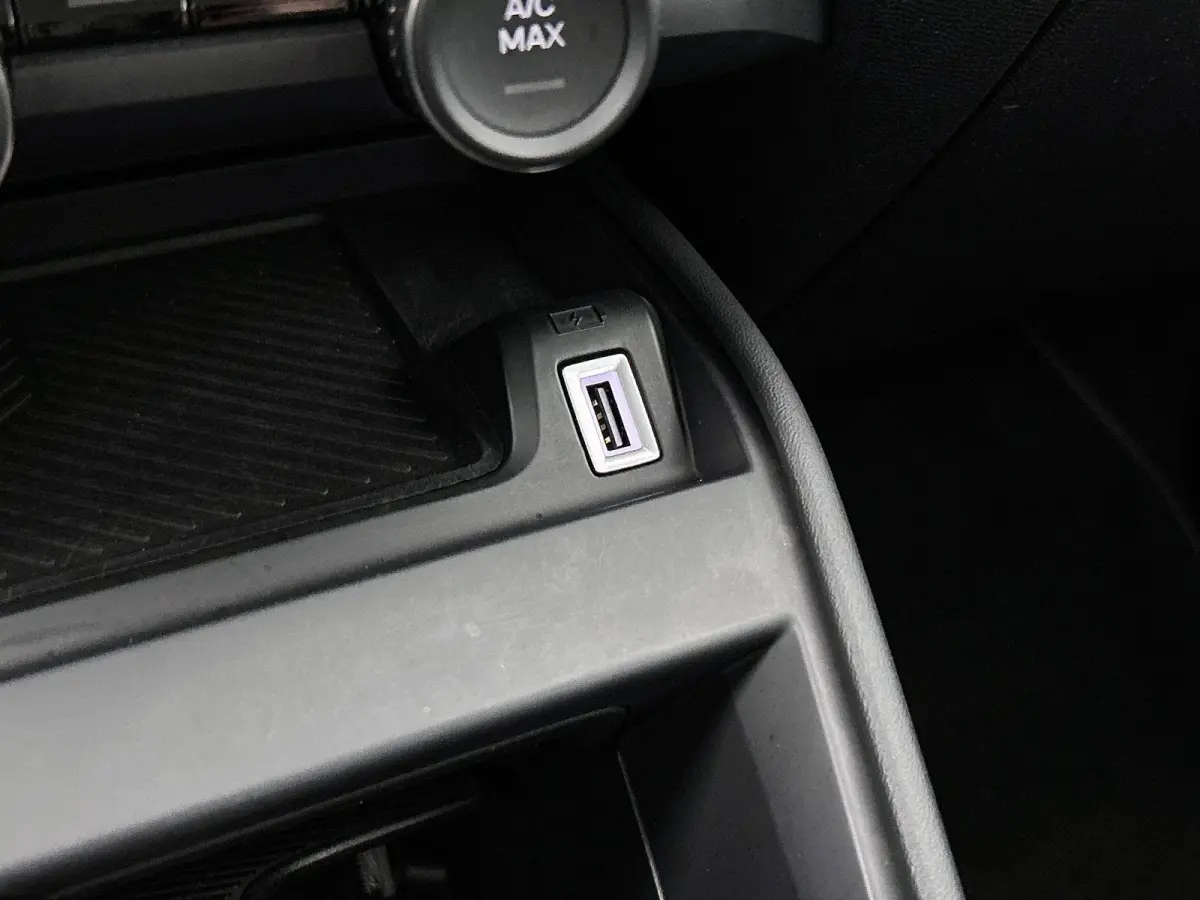 136pk Feel 50 kWh Automaat ACCU 93,4%| 1ste Eigenaar | Apple Carplay/Android Auto | Climate Control | Full-LED | 18"LMV | Cruise Control | Parkeersensoren |