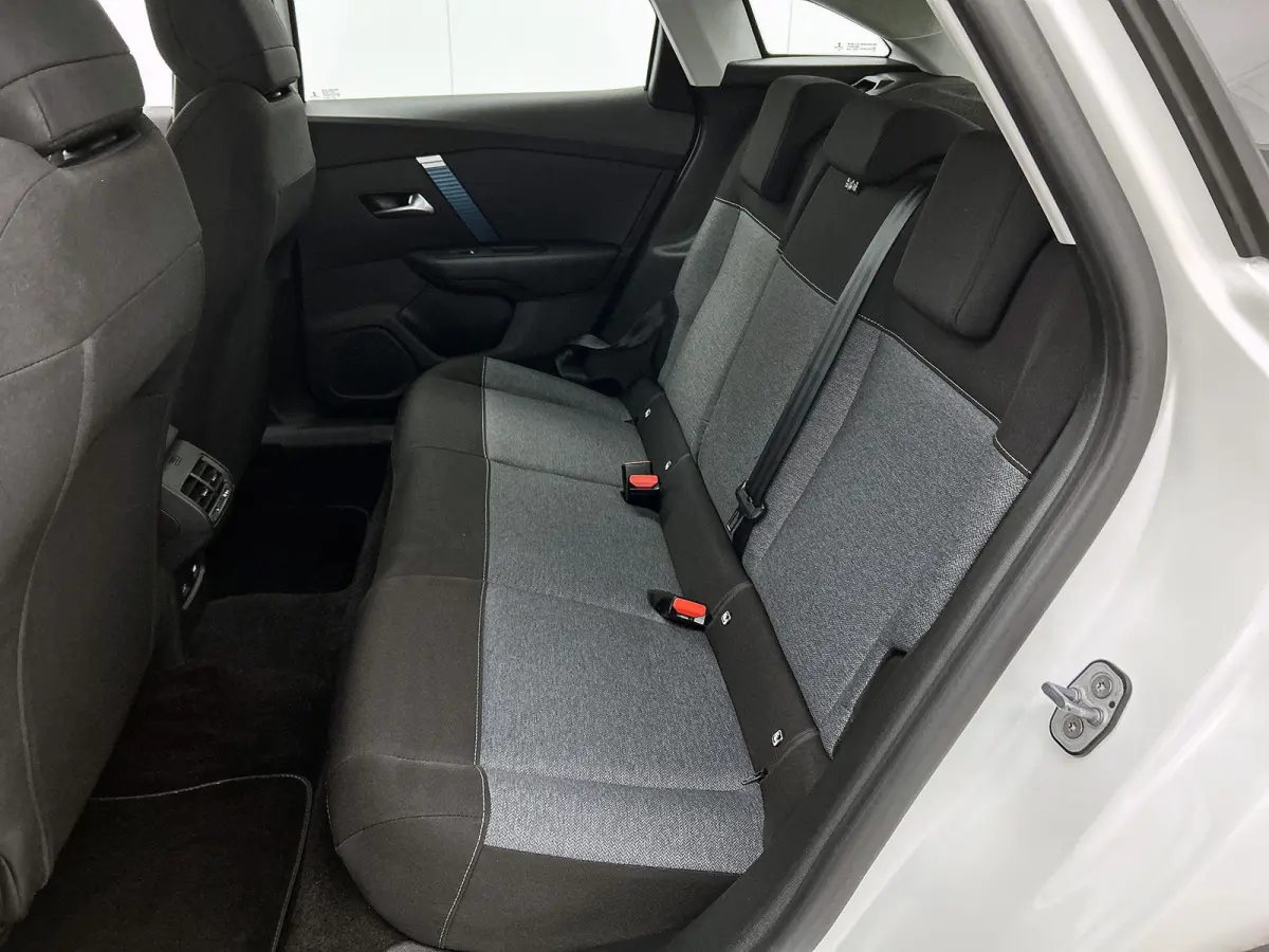 136pk Feel 50 kWh Automaat ACCU 93,4%| 1ste Eigenaar | Apple Carplay/Android Auto | Climate Control | Full-LED | 18"LMV | Cruise Control | Parkeersensoren |