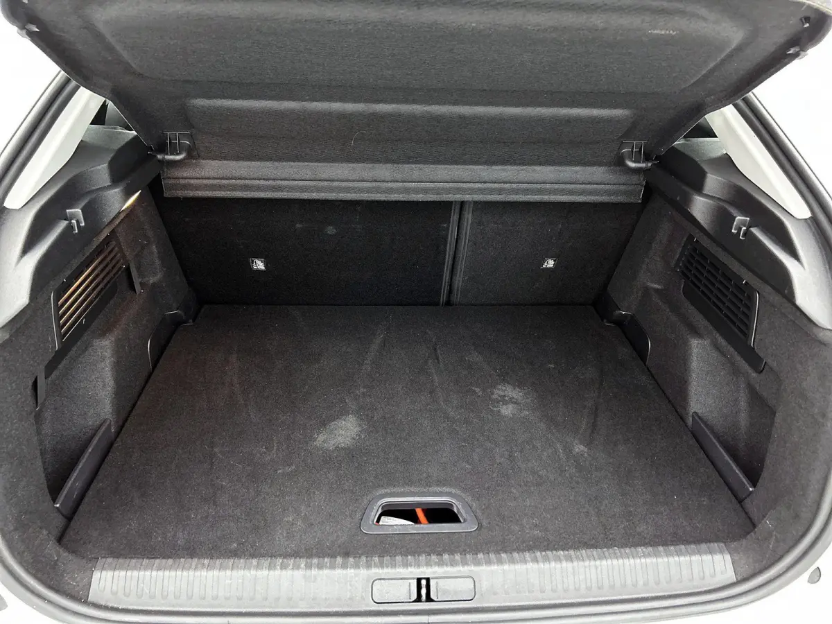 136pk Feel 50 kWh Automaat ACCU 93,4%| 1ste Eigenaar | Apple Carplay/Android Auto | Climate Control | Full-LED | 18"LMV | Cruise Control | Parkeersensoren |