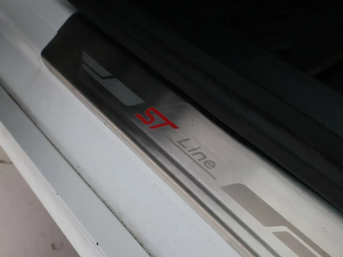 1.0 E.B. ST-LINE + CARPLAY | DAB | 17 INCH | NAVIGATIE | VOORRUITVERWARMING