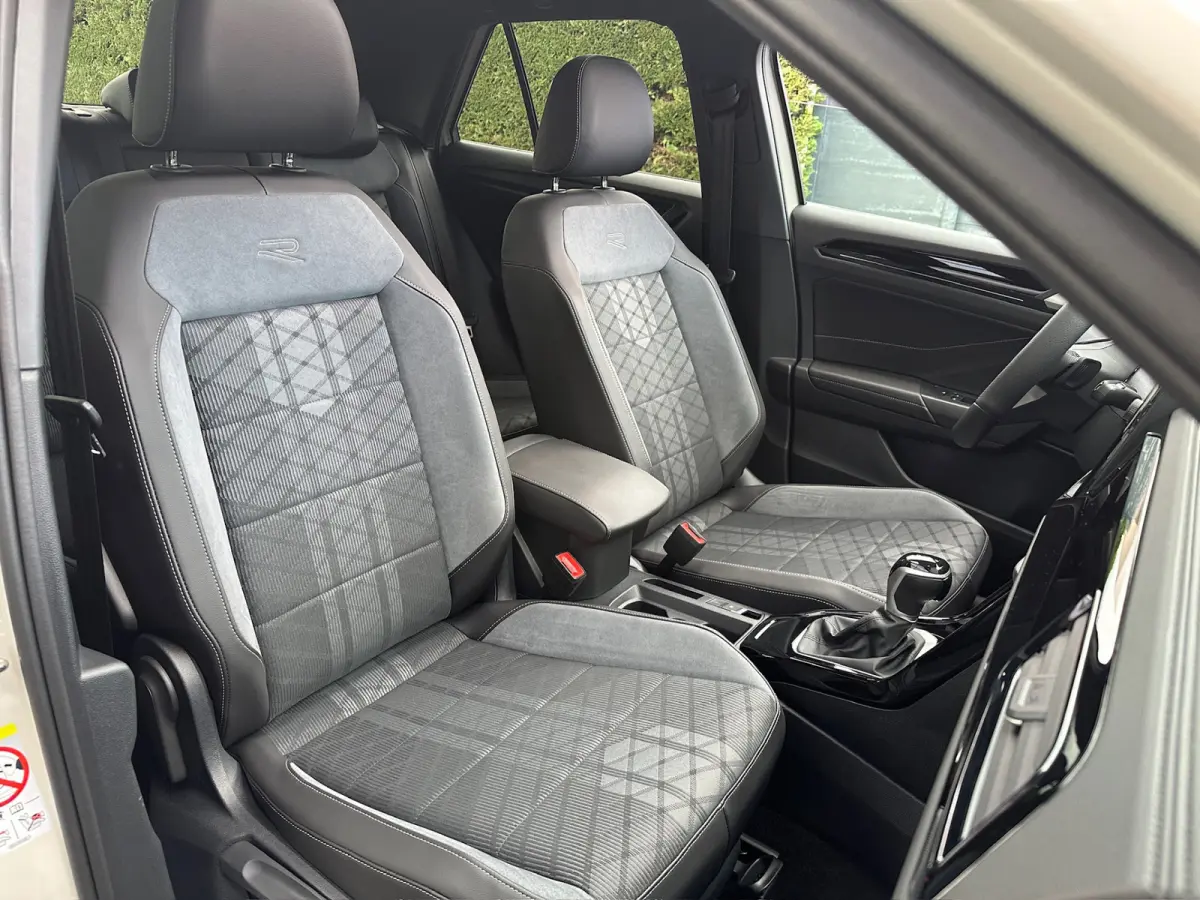1.5 TSI 150pk DSG R-Line | Black Style | 19 Inch | Panoramadak | Camera | Keyless | Elek. Achterklep | Dode hoek | Rijklaar incl. 1 jaar Bovag garantie