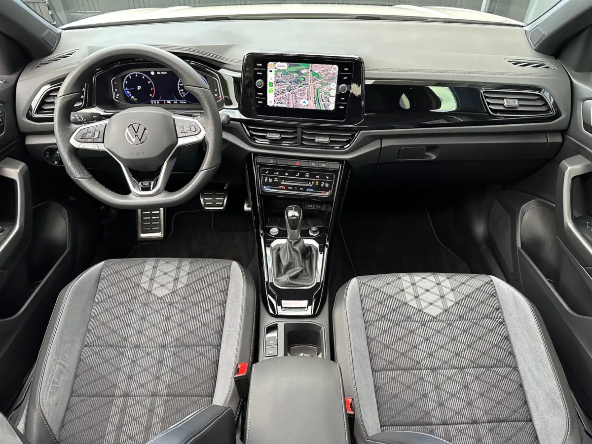 1.5 TSI 150pk DSG R-Line | Black Style | 19 Inch | Panoramadak | Camera | Keyless | Elek. Achterklep | Dode hoek | Rijklaar incl. 1 jaar Bovag garantie