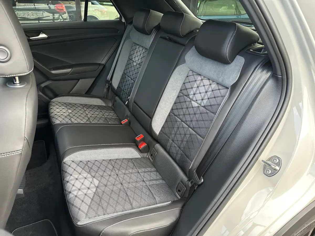 1.5 TSI 150pk DSG R-Line | Black Style | 19 Inch | Panoramadak | Camera | Keyless | Elek. Achterklep | Dode hoek | Rijklaar incl. 1 jaar Bovag garantie