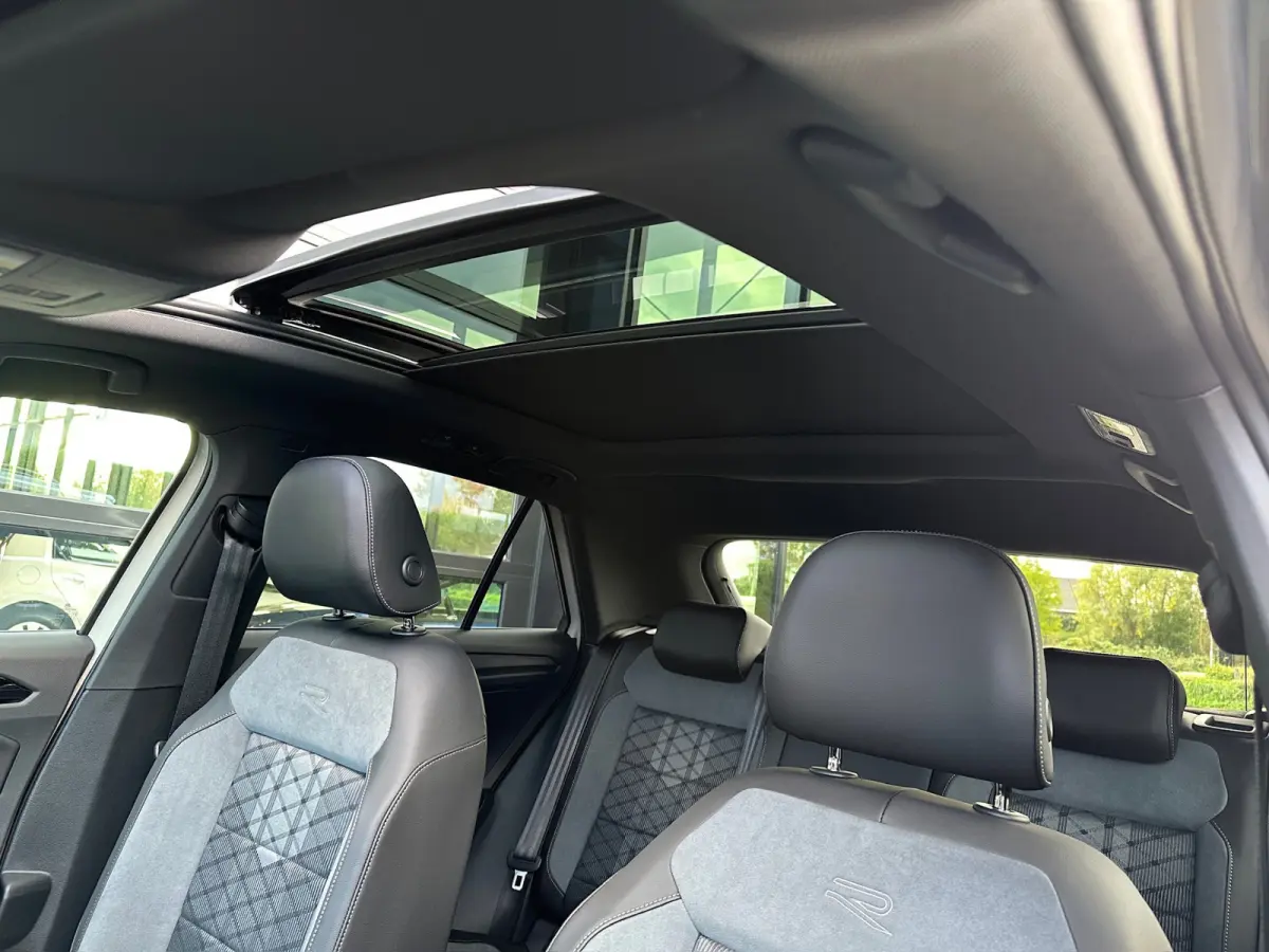 1.5 TSI 150pk DSG R-Line | Black Style | 19 Inch | Panoramadak | Camera | Keyless | Elek. Achterklep | Dode hoek | Rijklaar incl. 1 jaar Bovag garantie
