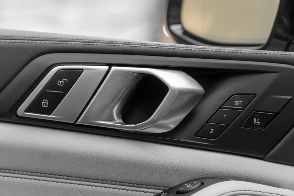 xDrive50e M-SPORT Pro ** LED, GRAU LEDER, NAVI+, PANORAMA, TREKH, 22-invh LMV, LUCHT ** Ex BMW - UNFALLFREI ** ** INFORMEER OOK NAAR ONZE AANTREKKELIJKE FINANCIAL-LEASE TARIEVEN **