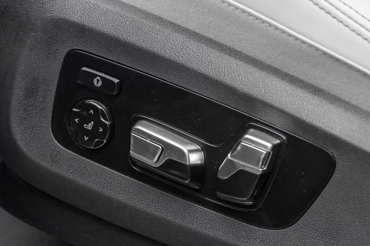 xDrive50e M-SPORT Pro ** LED, GRAU LEDER, NAVI+, PANORAMA, TREKH, 22-invh LMV, LUCHT ** Ex BMW - UNFALLFREI ** ** INFORMEER OOK NAAR ONZE AANTREKKELIJKE FINANCIAL-LEASE TARIEVEN **