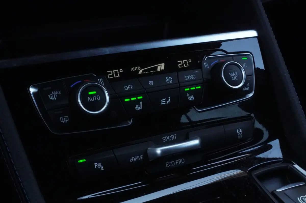 225xe iPerformance Centennial High Executive M sport+navigatie+parkeer-Hulp+volleder+elek-klep = SUPER !