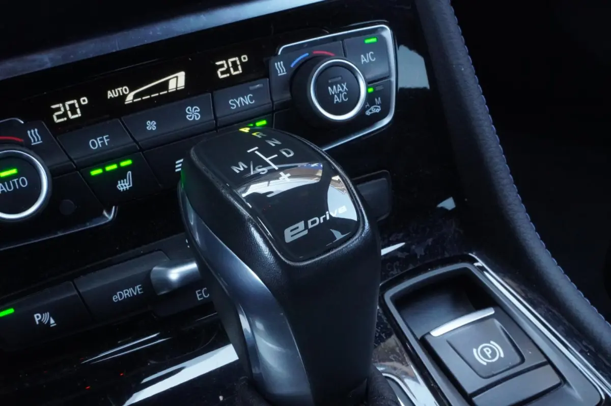 225xe iPerformance Centennial High Executive M sport+navigatie+parkeer-Hulp+volleder+elek-klep = SUPER !