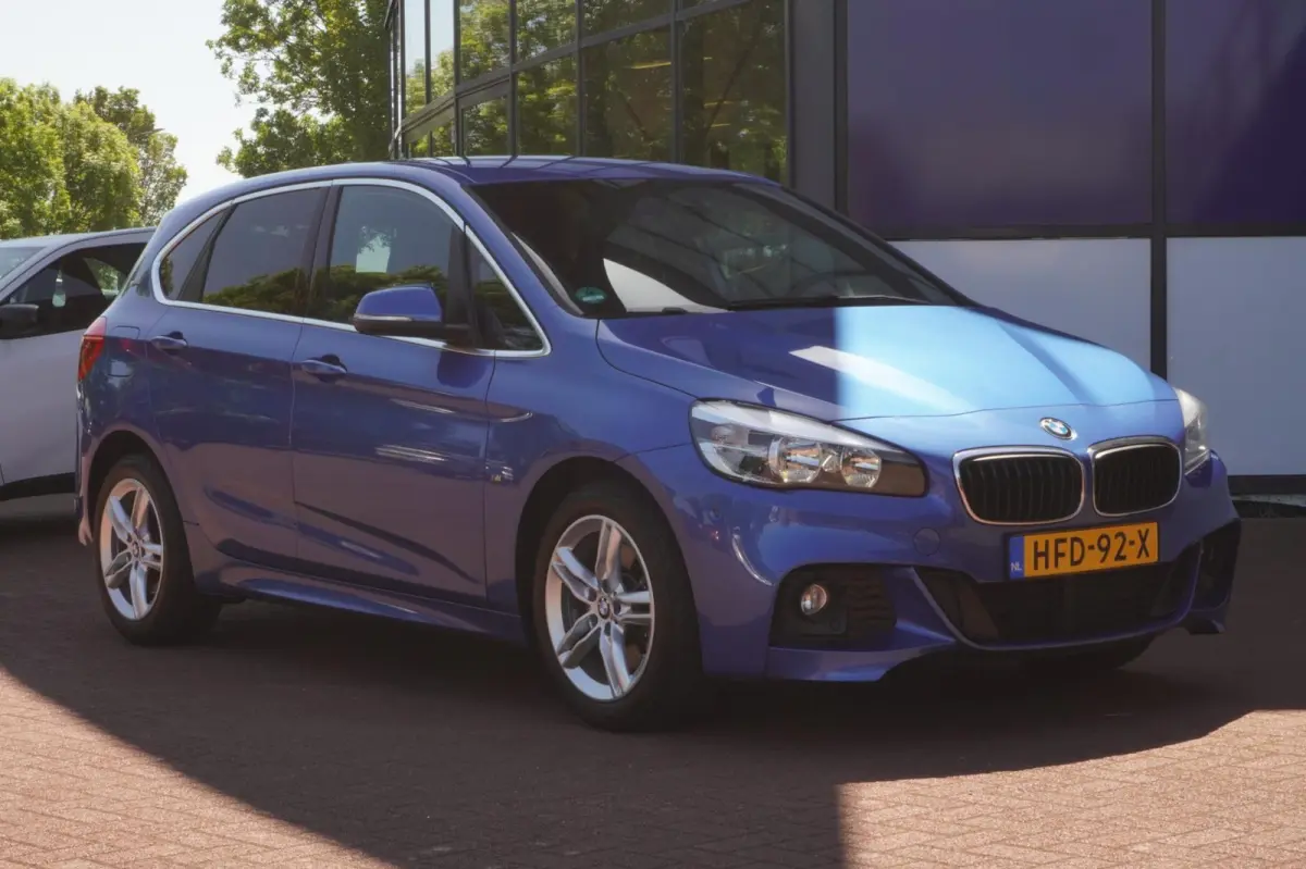 225xe iPerformance Centennial High Executive M sport+navigatie+parkeer-Hulp+volleder+elek-klep = SUPER !