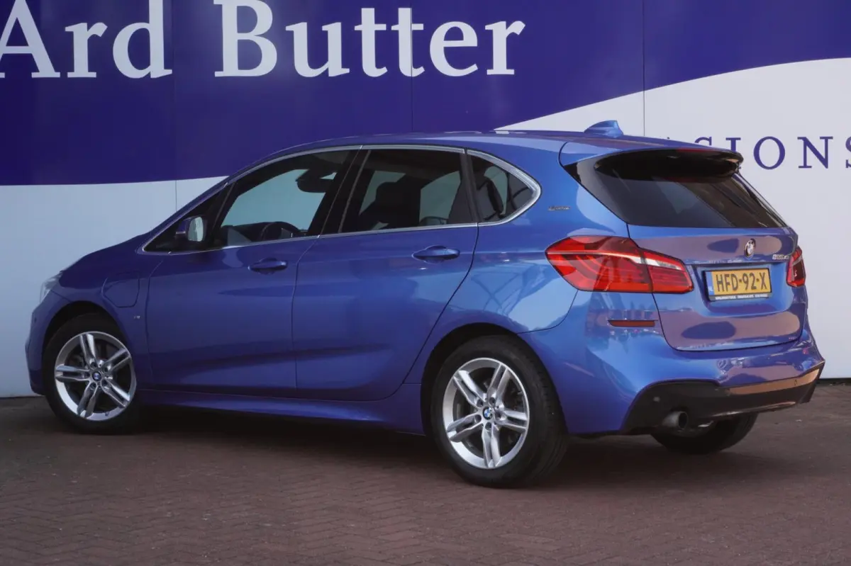 225xe iPerformance Centennial High Executive M sport+navigatie+parkeer-Hulp+volleder+elek-klep = SUPER !