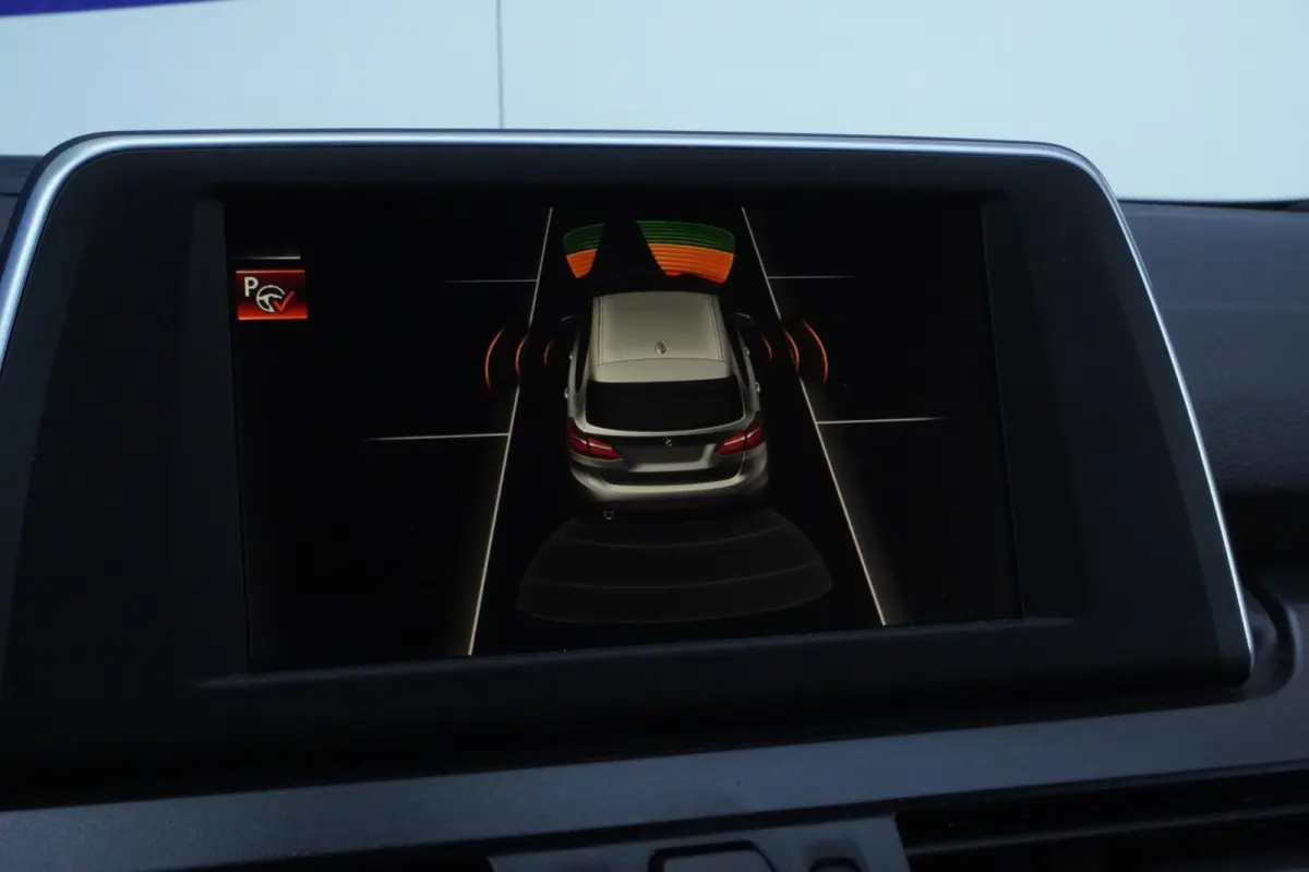 225xe iPerformance Centennial High Executive M sport+navigatie+parkeer-Hulp+volleder+elek-klep = SUPER !