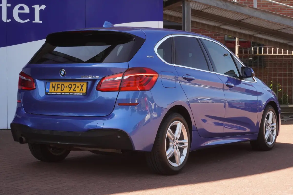 225xe iPerformance Centennial High Executive M sport+navigatie+parkeer-Hulp+volleder+elek-klep = SUPER !