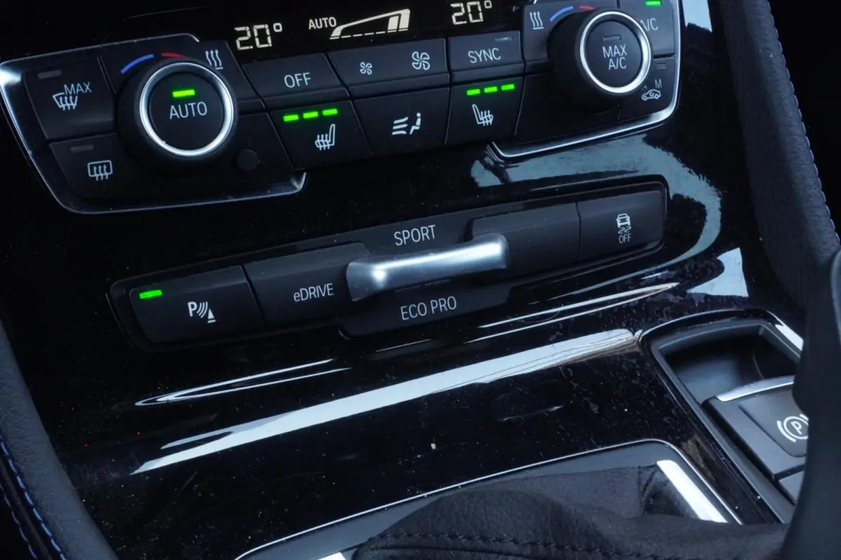 225xe iPerformance Centennial High Executive M sport+navigatie+parkeer-Hulp+volleder+elek-klep = SUPER !