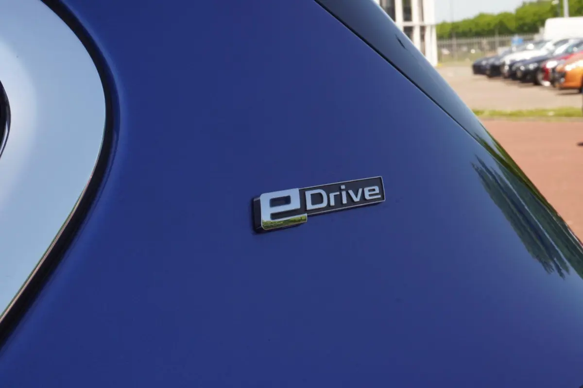 225xe iPerformance Centennial High Executive M sport+navigatie+parkeer-Hulp+volleder+elek-klep = SUPER !
