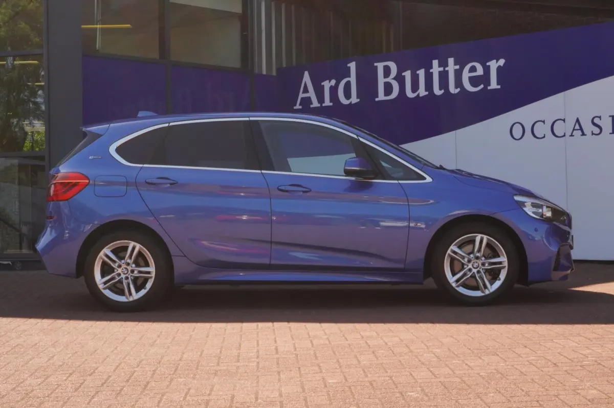 225xe iPerformance Centennial High Executive M sport+navigatie+parkeer-Hulp+volleder+elek-klep = SUPER !