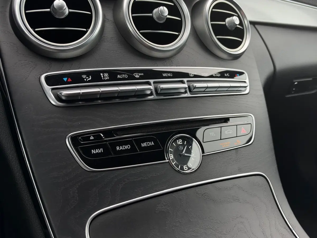 180 Prestige | Alcantara/Leder | Burmester | Xenon | Private Glas | Camera | CarPlay | Navigatie | Cruise