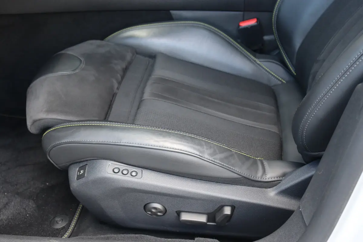 PSE 1.6 HYBRID 360PK SPORT ENGINEERED AUTOMAAT SOH 99,25% / NAVI / LEDER / CLIMA / PDC / 20" LMV / CAMERA / KEYLESS / I-COCKPIT / FULL-LED / PANO. DAK / ALCANTARA / WINTERPAKKET / FOCAL AUDI