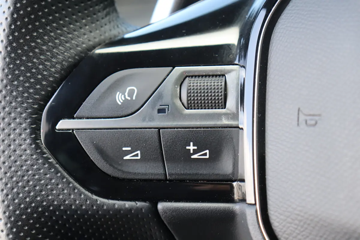 PSE 1.6 HYBRID 360PK SPORT ENGINEERED AUTOMAAT SOH 99,25% / NAVI / LEDER / CLIMA / PDC / 20" LMV / CAMERA / KEYLESS / I-COCKPIT / FULL-LED / PANO. DAK / ALCANTARA / WINTERPAKKET / FOCAL AUDI