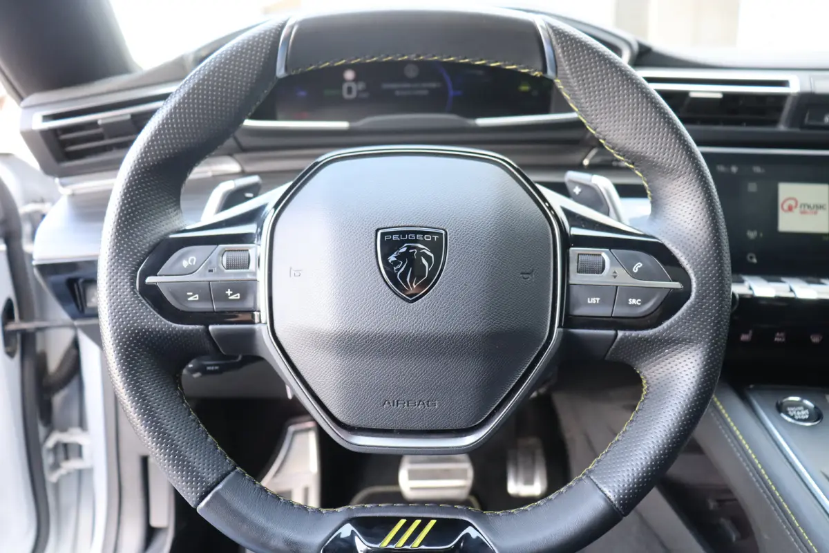 PSE 1.6 HYBRID 360PK SPORT ENGINEERED AUTOMAAT SOH 99,25% / NAVI / LEDER / CLIMA / PDC / 20" LMV / CAMERA / KEYLESS / I-COCKPIT / FULL-LED / PANO. DAK / ALCANTARA / WINTERPAKKET / FOCAL AUDI