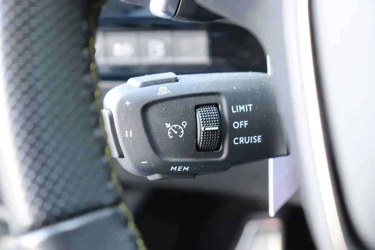 PSE 1.6 HYBRID 360PK SPORT ENGINEERED AUTOMAAT SOH 99,25% / NAVI / LEDER / CLIMA / PDC / 20" LMV / CAMERA / KEYLESS / I-COCKPIT / FULL-LED / PANO. DAK / ALCANTARA / WINTERPAKKET / FOCAL AUDI
