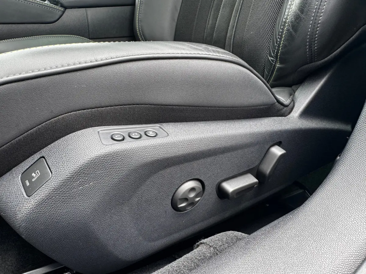 PSE 1.6 HYBRID 360PK SPORT ENGINEERED AUTOMAAT SOH 98,25% / NAVI / LEDER / CLIMA / PDC / 20" LMV / CAMERA / KEYLESS / I-COCKPIT / FULL-LED / PANO. DAK / ALCANTARA / WINTERPAKKET / FOCAL AUDI