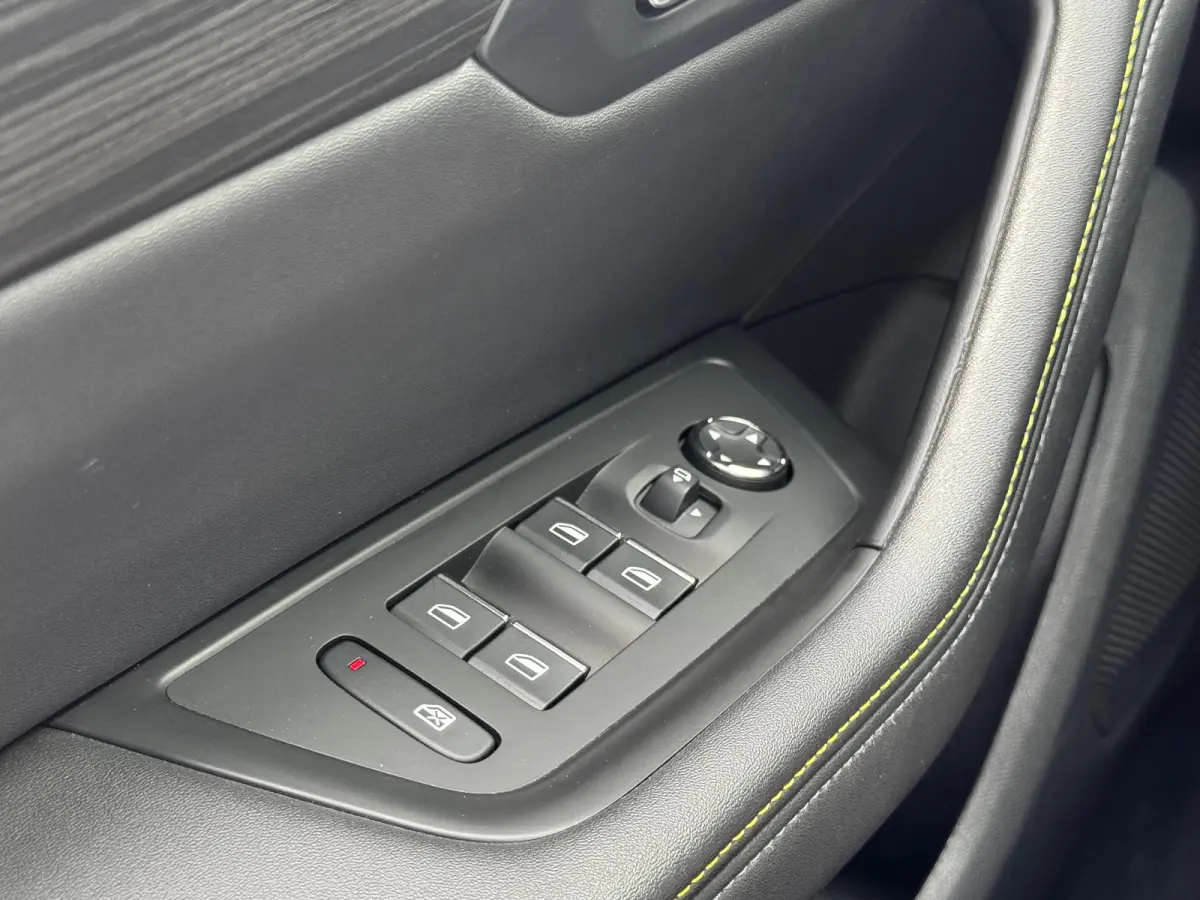 PSE 1.6 HYBRID 360PK SPORT ENGINEERED AUTOMAAT SOH 98,25% / NAVI / LEDER / CLIMA / PDC / 20" LMV / CAMERA / KEYLESS / I-COCKPIT / FULL-LED / PANO. DAK / ALCANTARA / WINTERPAKKET / FOCAL AUDI