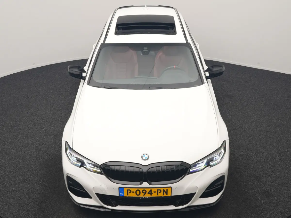 320i M Sport Perfomance Parts 184pk | Panodak | Adaptive Cruise | Laser LED | Sportuitlaat Kleppen Besturing | Lederen Sportstoelen Verwarmd | Sfeerverlichting | Apple Carplay | 20"L.M | Nav