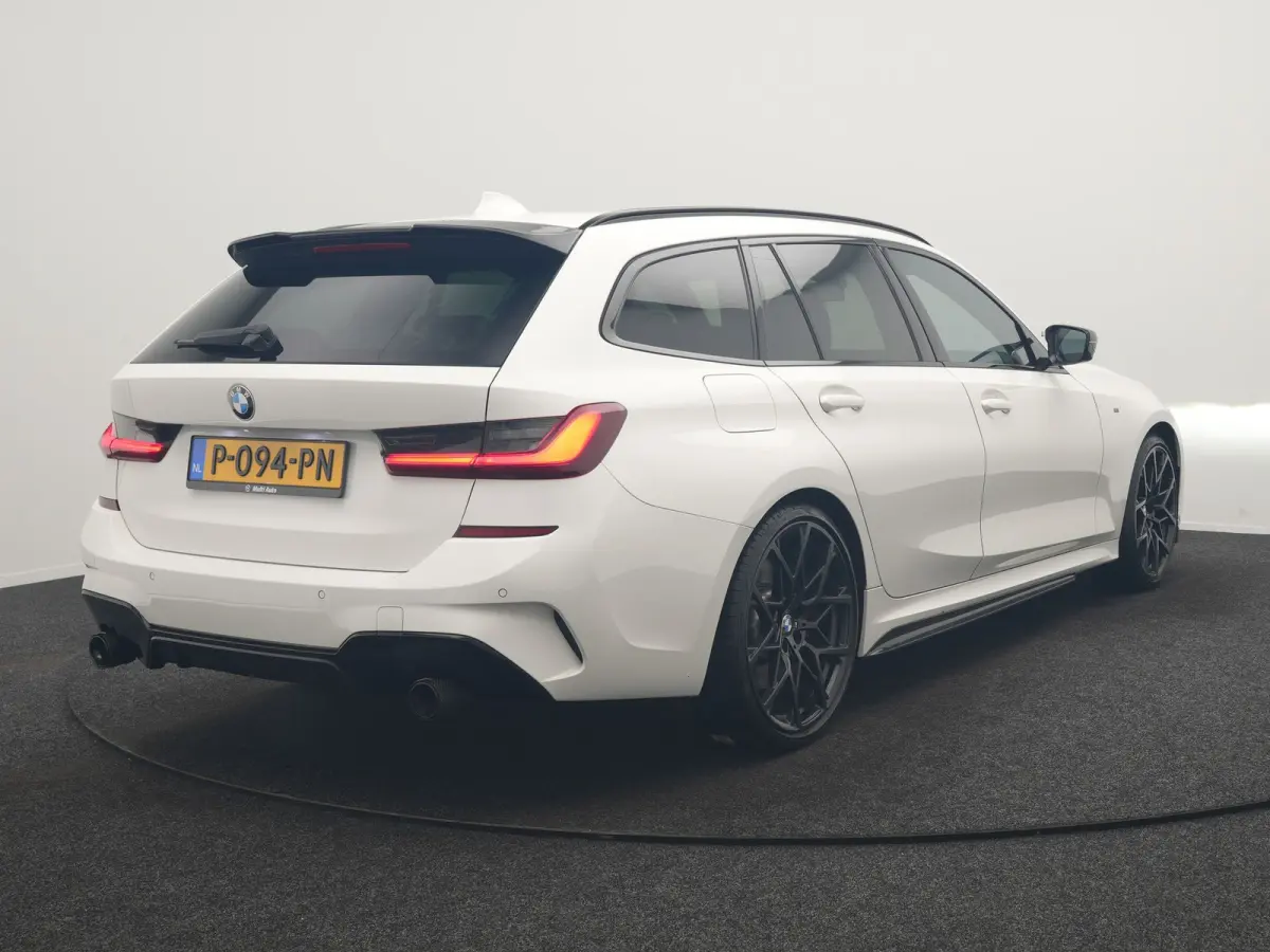 320i M Sport Perfomance Parts 184pk | Panodak | Adaptive Cruise | Laser LED | Sportuitlaat Kleppen Besturing | Lederen Sportstoelen Verwarmd | Sfeerverlichting | Apple Carplay | 20"L.M | Nav