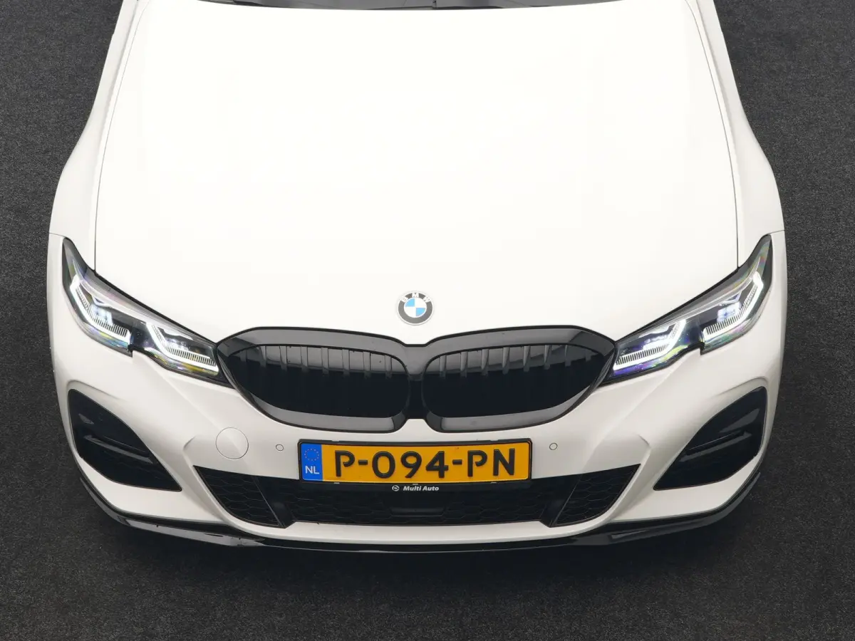320i M Sport Perfomance Parts 184pk | Panodak | Adaptive Cruise | Laser LED | Sportuitlaat Kleppen Besturing | Lederen Sportstoelen Verwarmd | Sfeerverlichting | Apple Carplay | 20"L.M | Nav